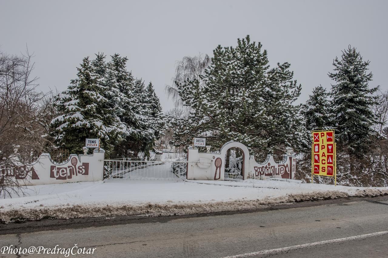 B&B Villa Pipacs Feketić エクステリア 写真